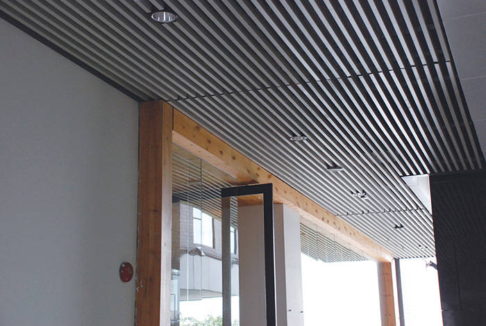 室內家裝行業(yè)采用金屬建材木紋鋁方通材料吊頂裝修效果實拍展示